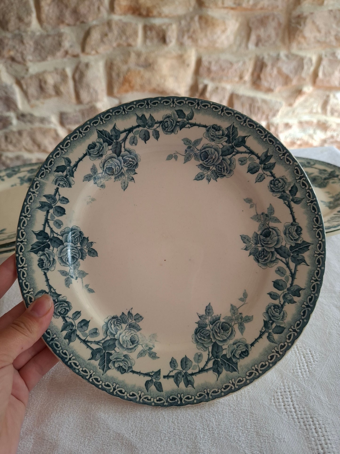 6,assiettes plates en terre de fer de la Manufacture de Choisy-le-Roi (1)