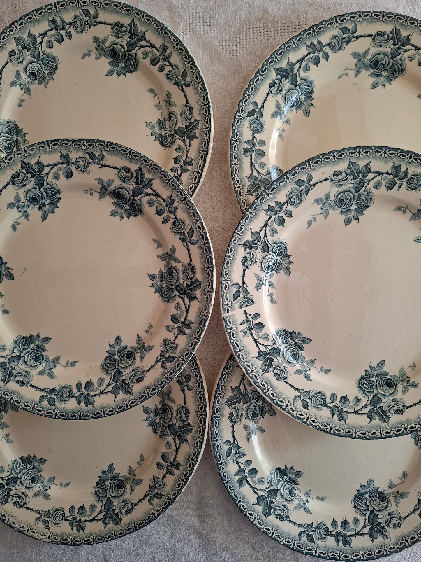 6 assiettes plates en terre de fer de la Manufacture de Choisy-le-Roi – modèle « Paris ». (2)