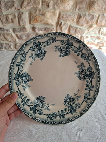 4 assiettes plates en terre de fer de la Manufacture de Choisy-le-Roi – modèle « Paris ».