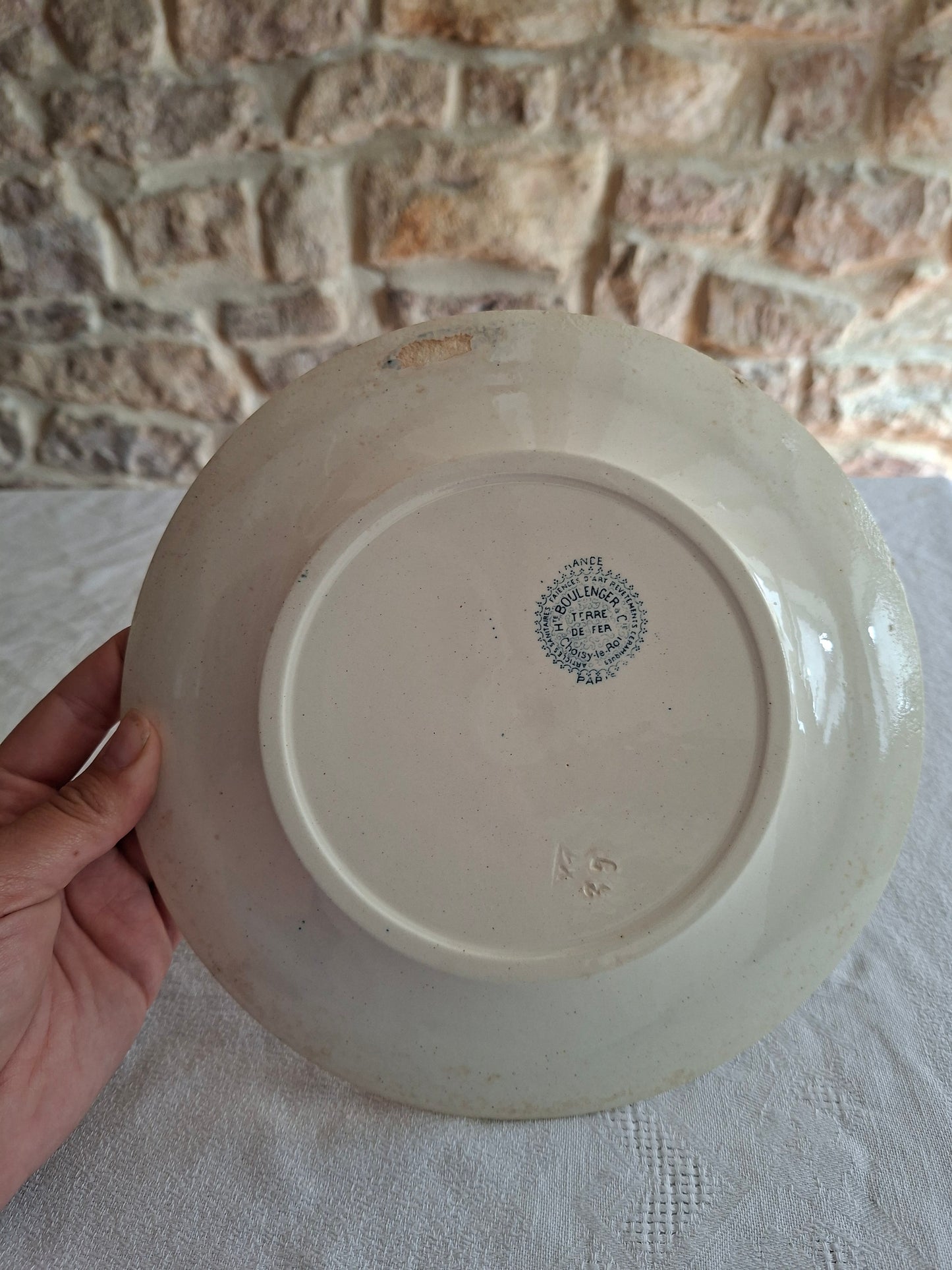 4 assiettes plates en terre de fer de la Manufacture de Choisy-le-Roi – modèle « Paris ».