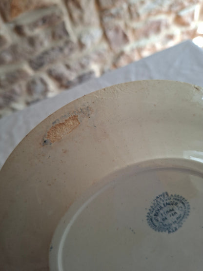4 assiettes plates en terre de fer de la Manufacture de Choisy-le-Roi – modèle « Paris ».