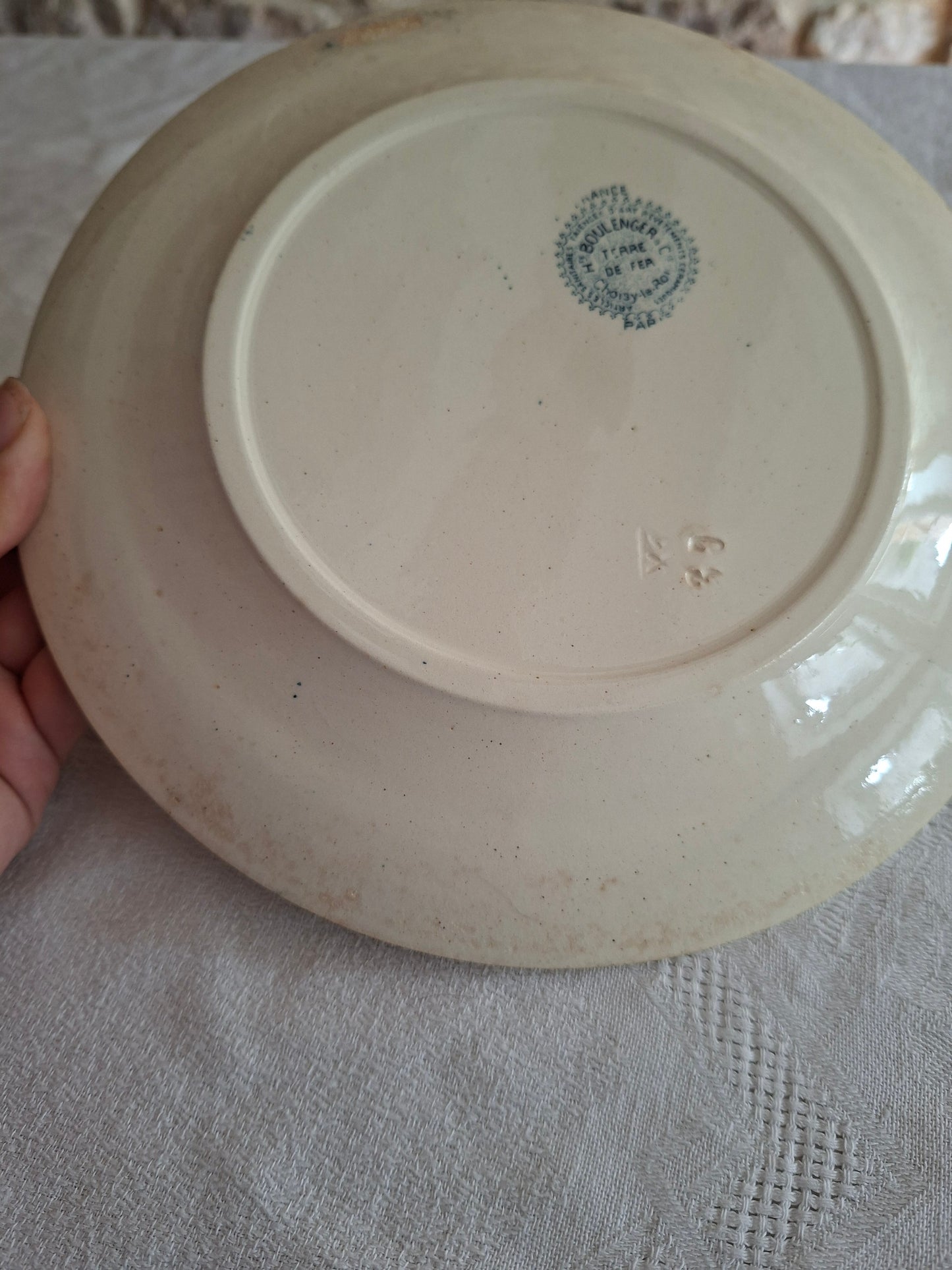 6 assiettes plates en terre de fer de la Manufacture de Choisy-le-Roi – modèle « Paris ». (2)