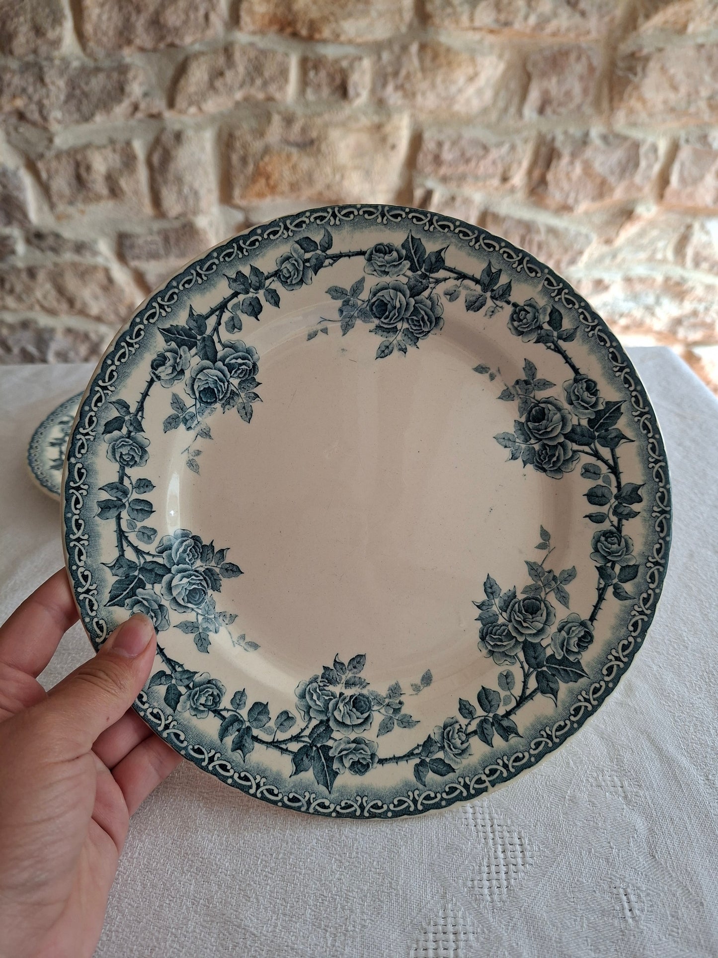 6 assiettes plates en terre de fer de la Manufacture de Choisy-le-Roi – modèle « Paris ». (2)