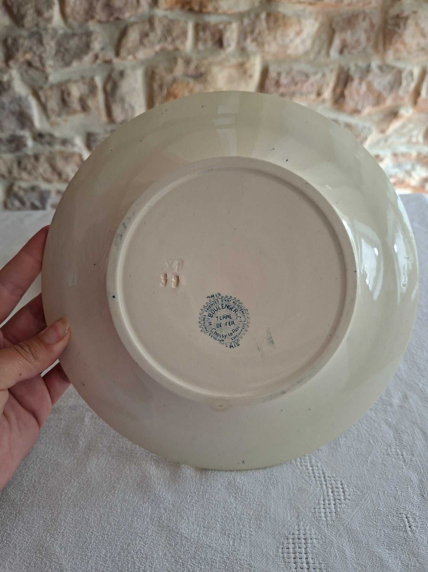 6 assiettes plates en terre de fer de la Manufacture de Choisy-le-Roi – modèle « Paris ». (2)