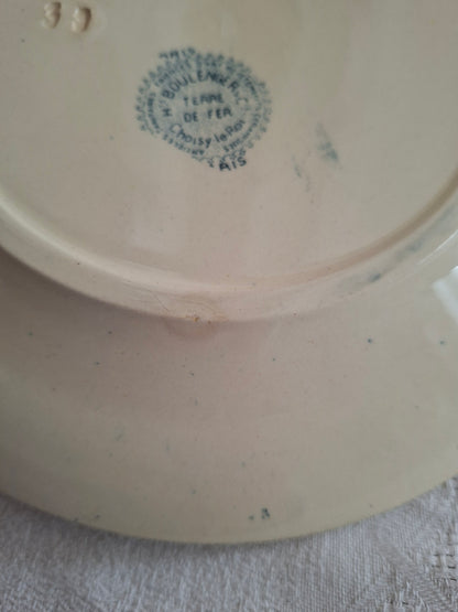 6 assiettes plates en terre de fer de la Manufacture de Choisy-le-Roi – modèle « Paris ». (2)
