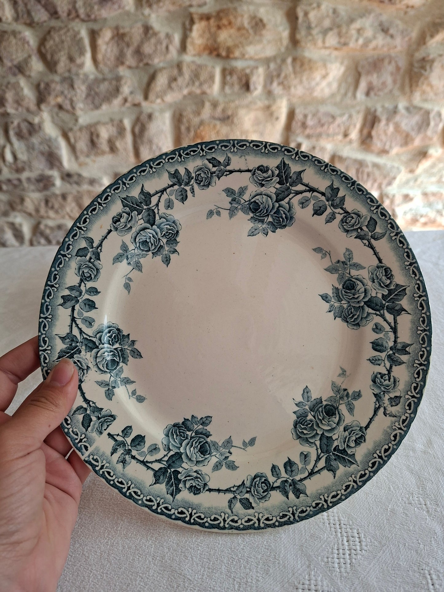 6 assiettes plates en terre de fer de la Manufacture de Choisy-le-Roi – modèle « Paris ». (2)