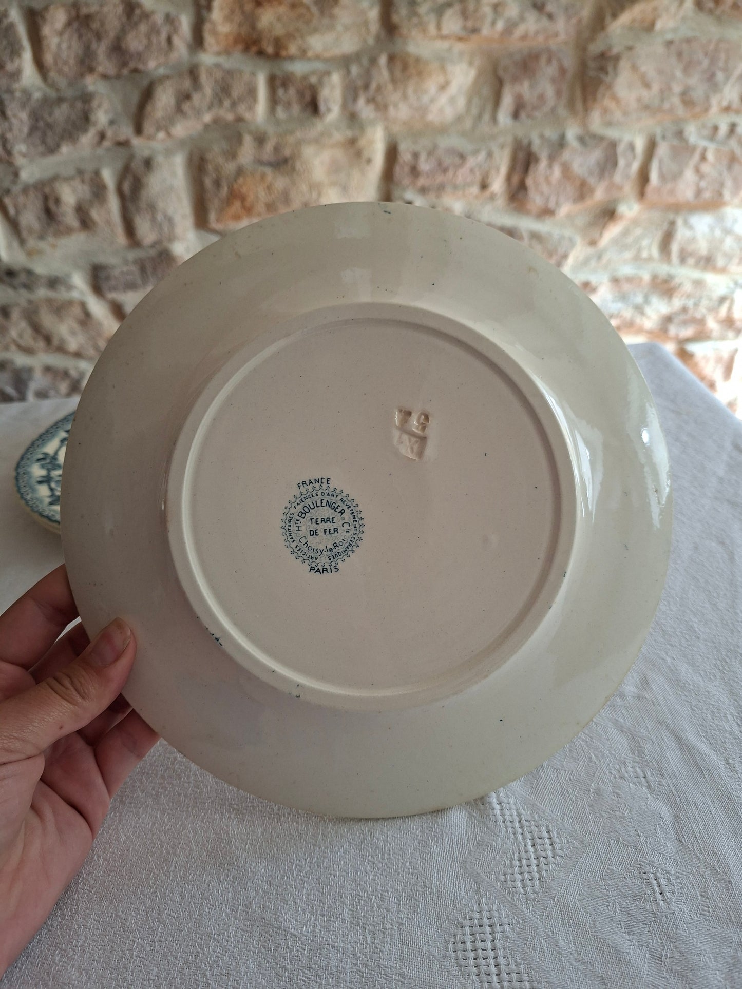 6 assiettes plates en terre de fer de la Manufacture de Choisy-le-Roi – modèle « Paris ». (2)