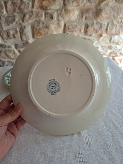 6 assiettes plates en terre de fer de la Manufacture de Choisy-le-Roi – modèle « Paris ». (2)