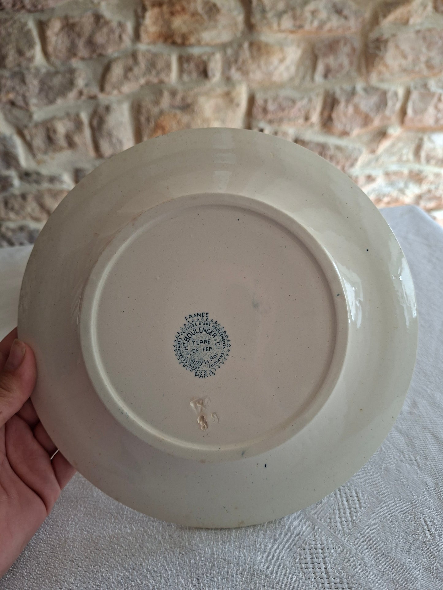 6 assiettes plates en terre de fer de la Manufacture de Choisy-le-Roi – modèle « Paris ». (2)