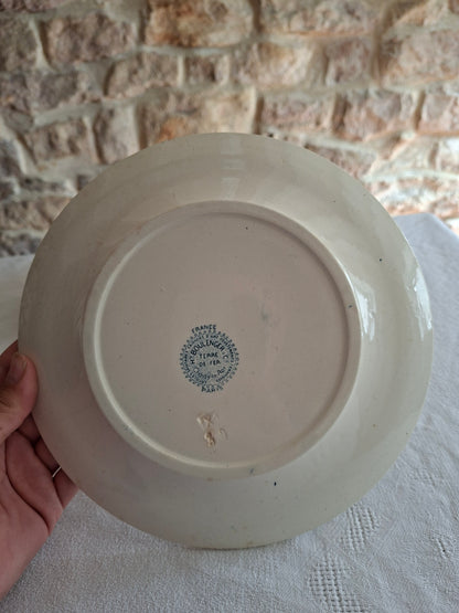 6 assiettes plates en terre de fer de la Manufacture de Choisy-le-Roi – modèle « Paris ». (2)