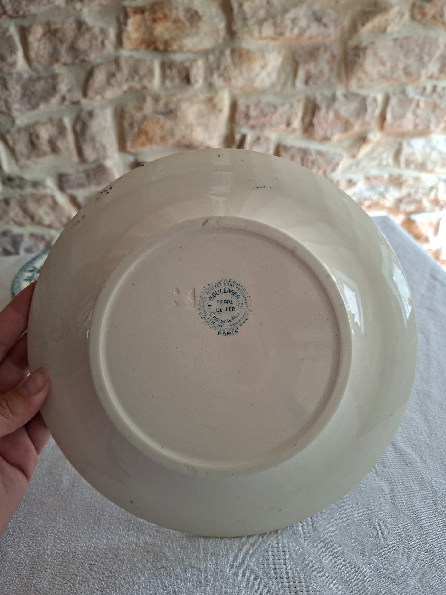 6 assiettes plates en terre de fer de la Manufacture de Choisy-le-Roi – modèle « Paris ». (2)