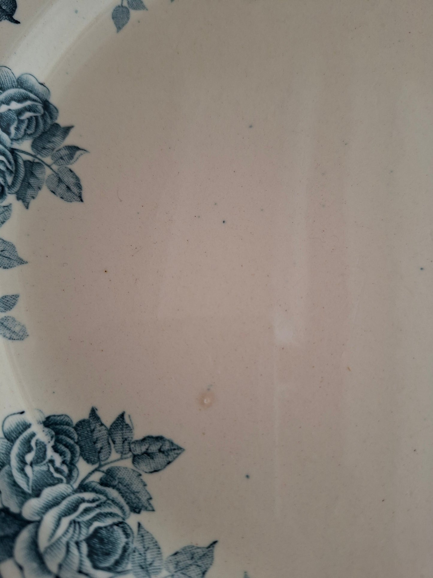6 assiettes plates en terre de fer de la Manufacture de Choisy-le-Roi – modèle « Paris ». (2)