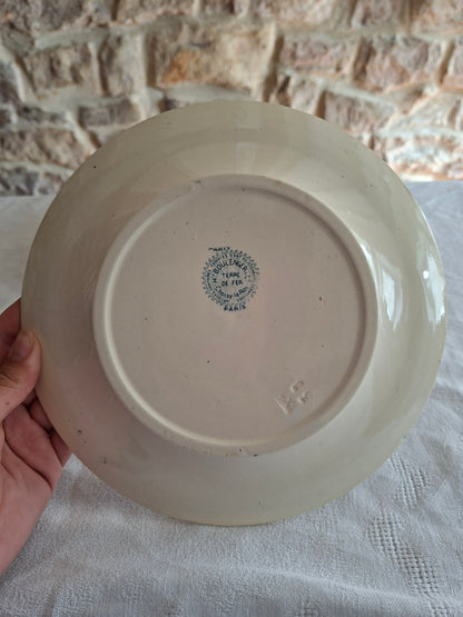 6 assiettes plates en terre de fer de la Manufacture de Choisy-le-Roi – modèle « Paris ». (2)