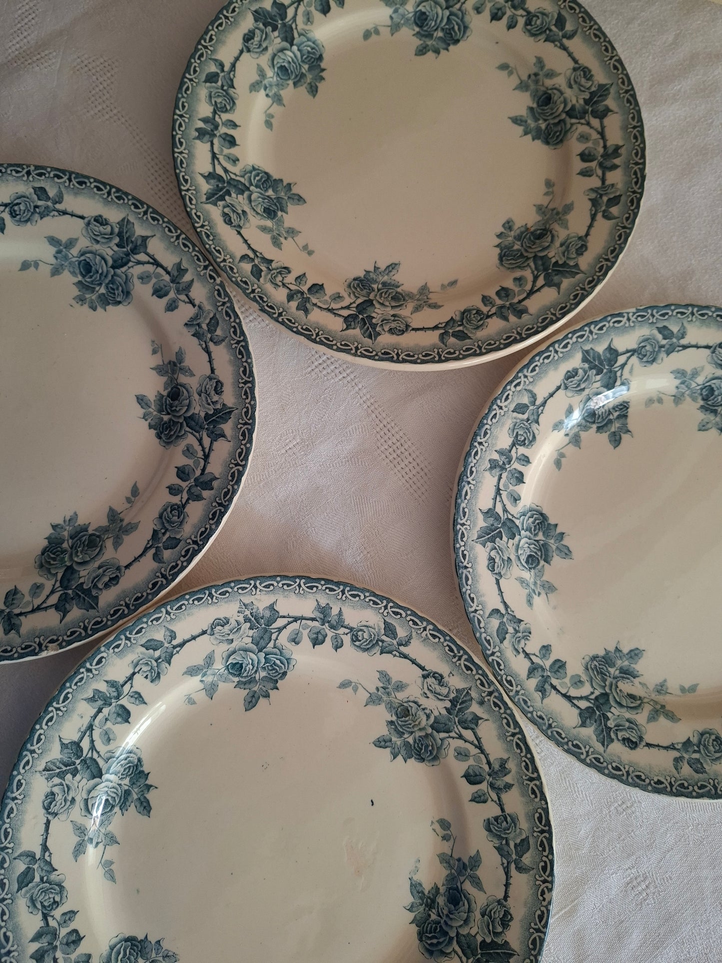 4 assiettes plates en terre de fer de la Manufacture de Choisy-le-Roi – modèle « Paris ».
