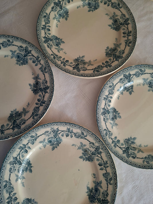 4 assiettes plates en terre de fer de la Manufacture de Choisy-le-Roi – modèle « Paris ».