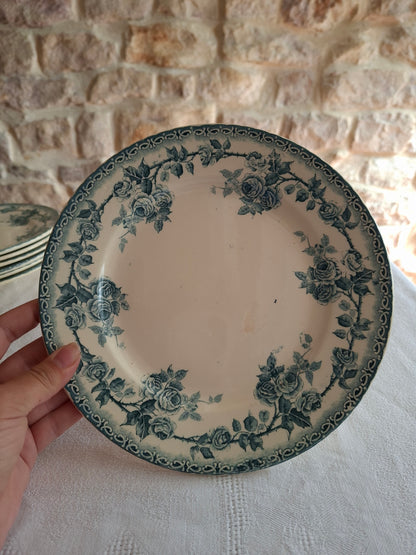 4 assiettes plates en terre de fer de la Manufacture de Choisy-le-Roi – modèle « Paris ».