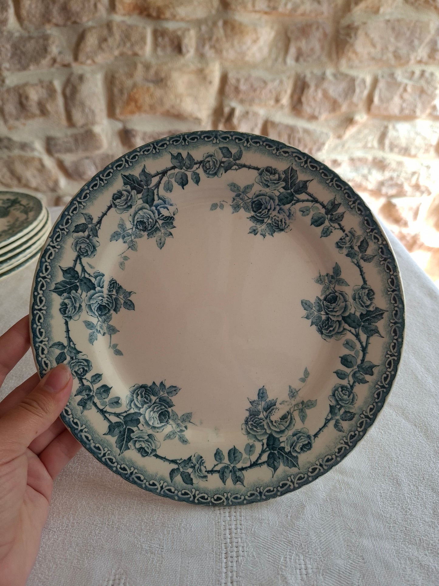 6 assiettes plates en terre de fer de la Manufacture de Choisy-le-Roi – modèle « Paris ». (2)