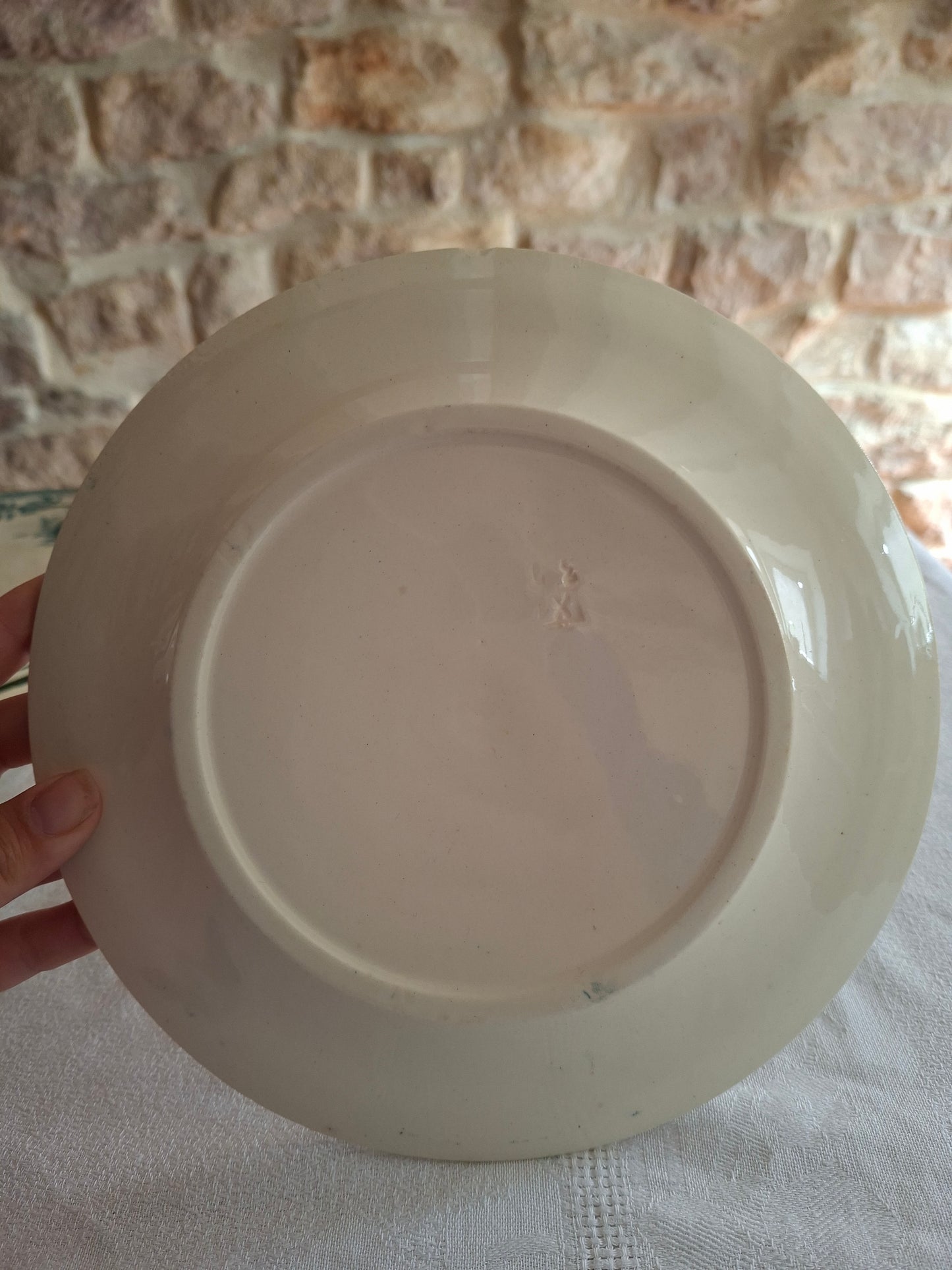 6 assiettes plates en terre de fer de la Manufacture de Choisy-le-Roi – modèle « Paris ». (2)