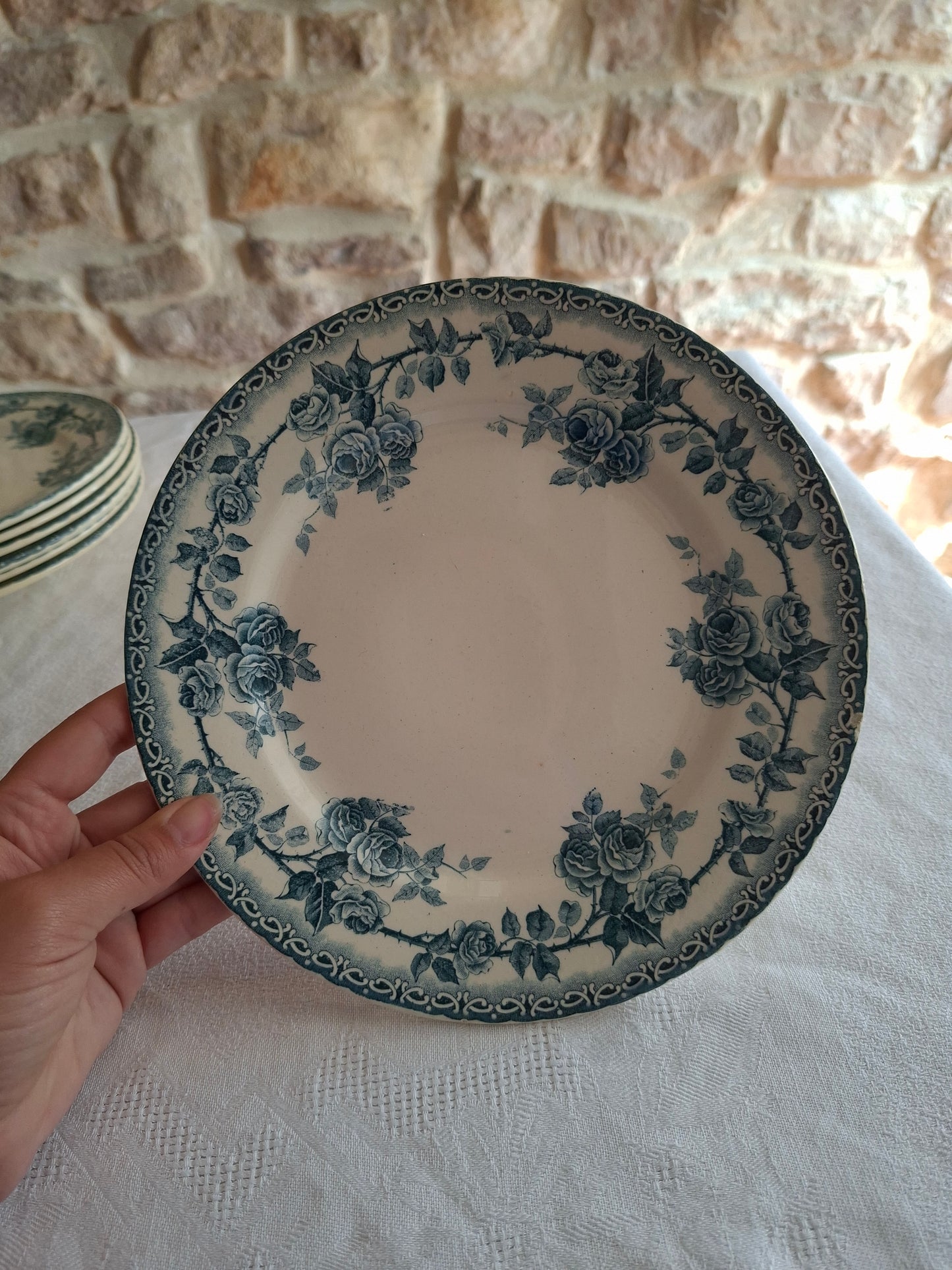4 assiettes plates en terre de fer de la Manufacture de Choisy-le-Roi – modèle « Paris ».