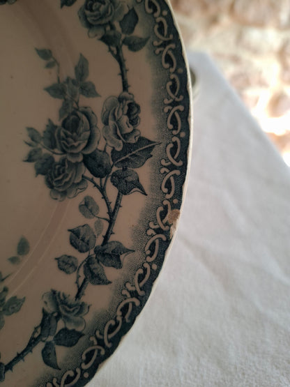 4 assiettes plates en terre de fer de la Manufacture de Choisy-le-Roi – modèle « Paris ».