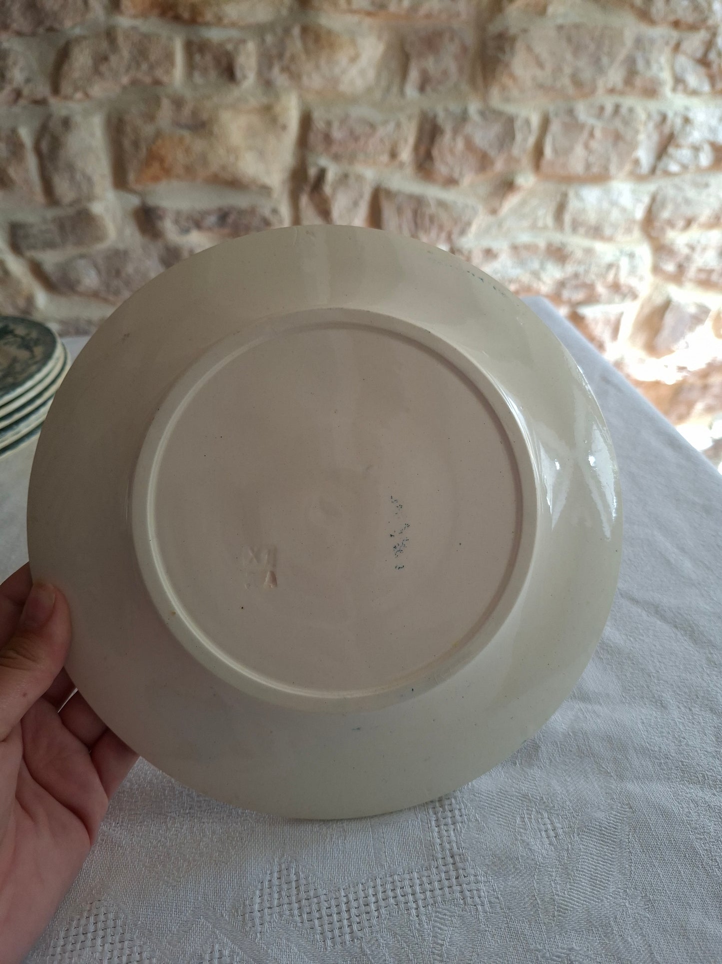 4 assiettes plates en terre de fer de la Manufacture de Choisy-le-Roi – modèle « Paris ».