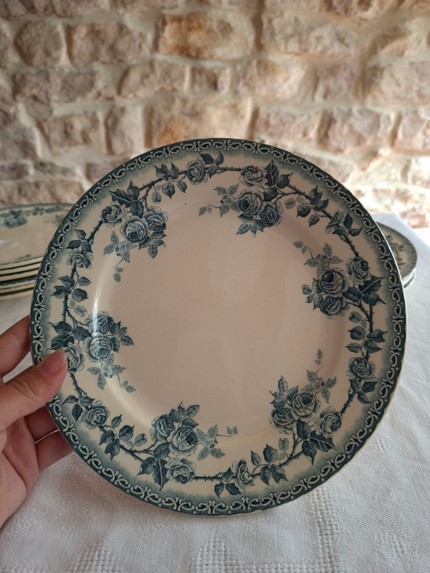 4 assiettes plates en terre de fer de la Manufacture de Choisy-le-Roi – modèle « Paris ».