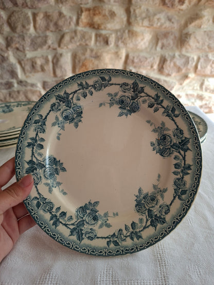 4 assiettes plates en terre de fer de la Manufacture de Choisy-le-Roi – modèle « Paris ».