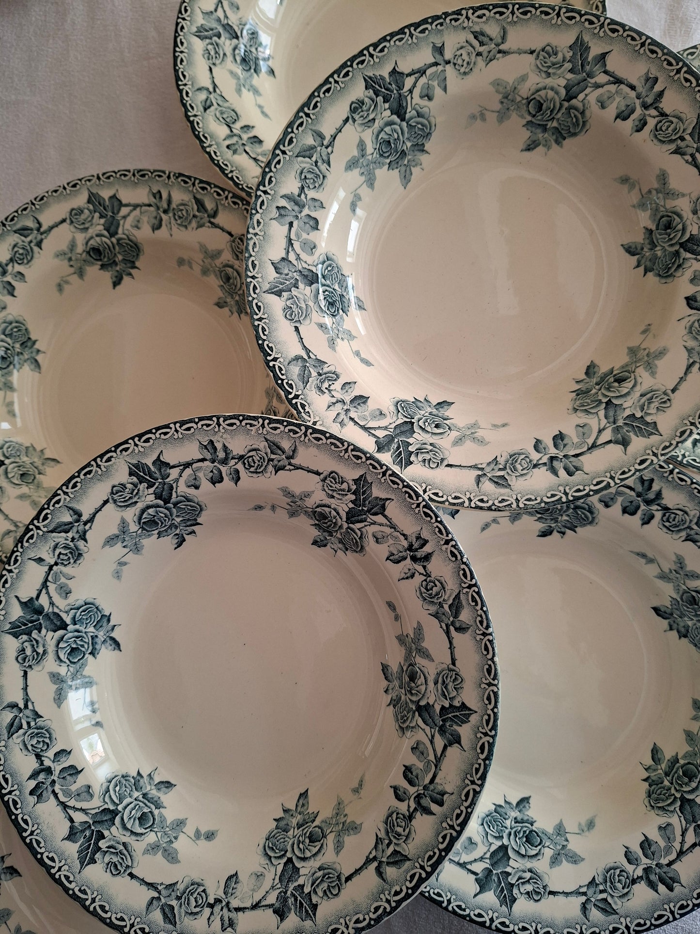 8 assiettes creuses en terre de fer de la Manufacture de Choisy-le-Roi – modèle « Paris ».