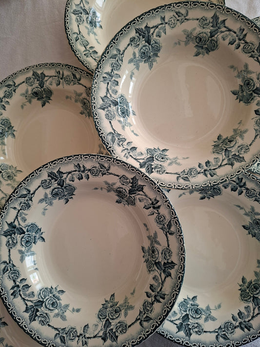 8 assiettes creuses en terre de fer de la Manufacture de Choisy-le-Roi – modèle « Paris ».