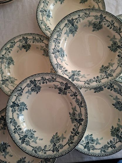 8 assiettes creuses en terre de fer de la Manufacture de Choisy-le-Roi – modèle « Paris ».