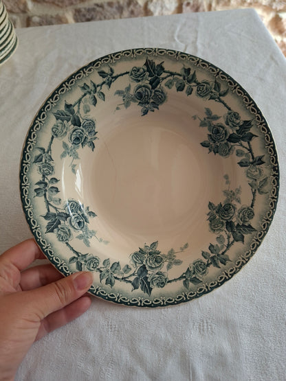 8 assiettes creuses en terre de fer de la Manufacture de Choisy-le-Roi – modèle « Paris ».