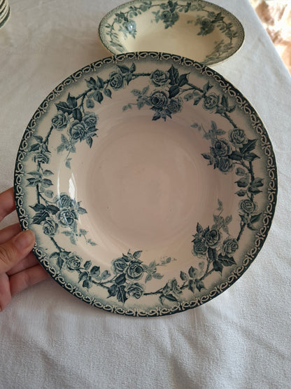 8 assiettes creuses en terre de fer de la Manufacture de Choisy-le-Roi – modèle « Paris ».