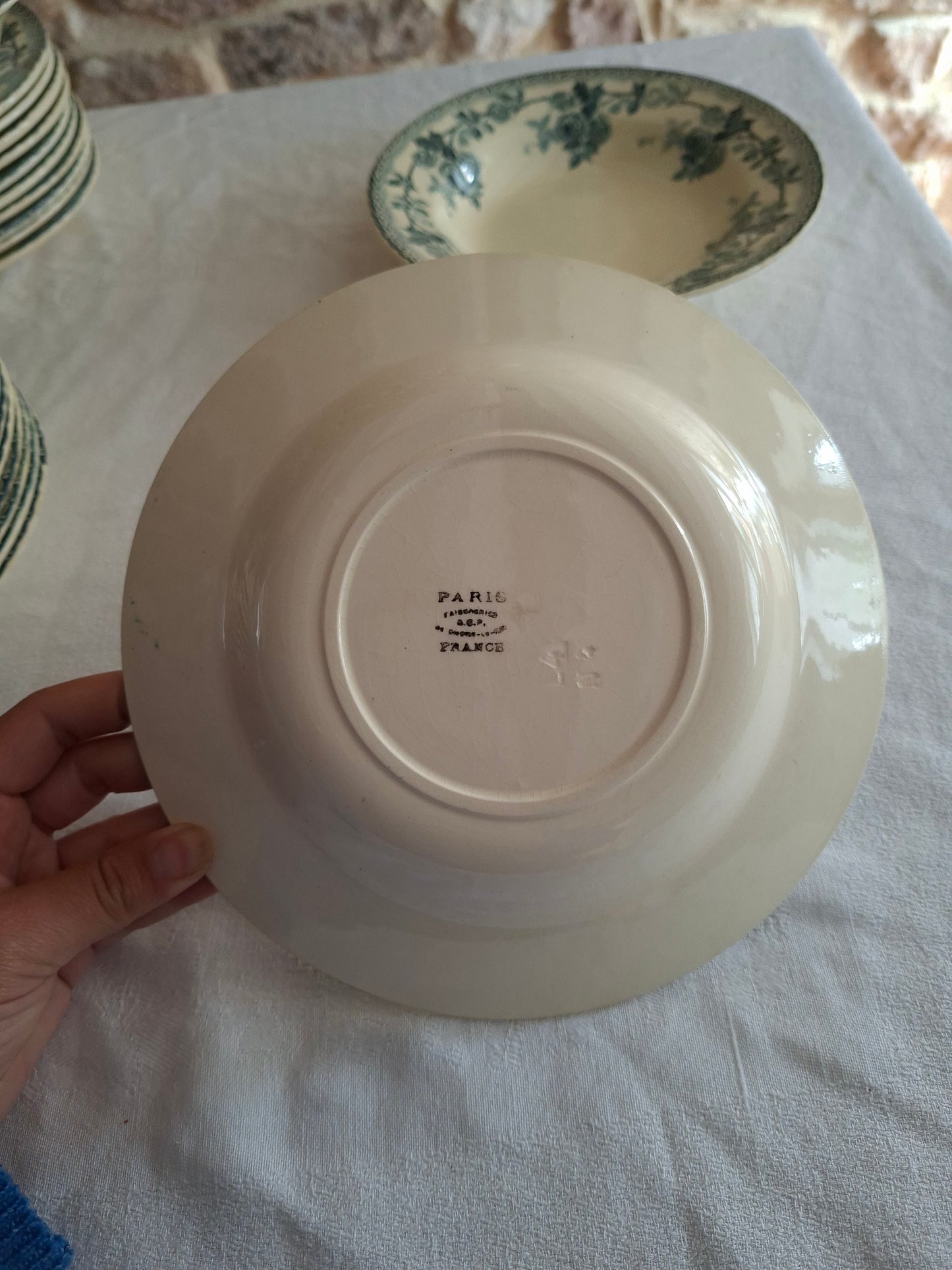 8 assiettes creuses en terre de fer de la Manufacture de Choisy-le-Roi – modèle « Paris ».