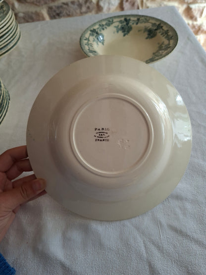8 assiettes creuses en terre de fer de la Manufacture de Choisy-le-Roi – modèle « Paris ».