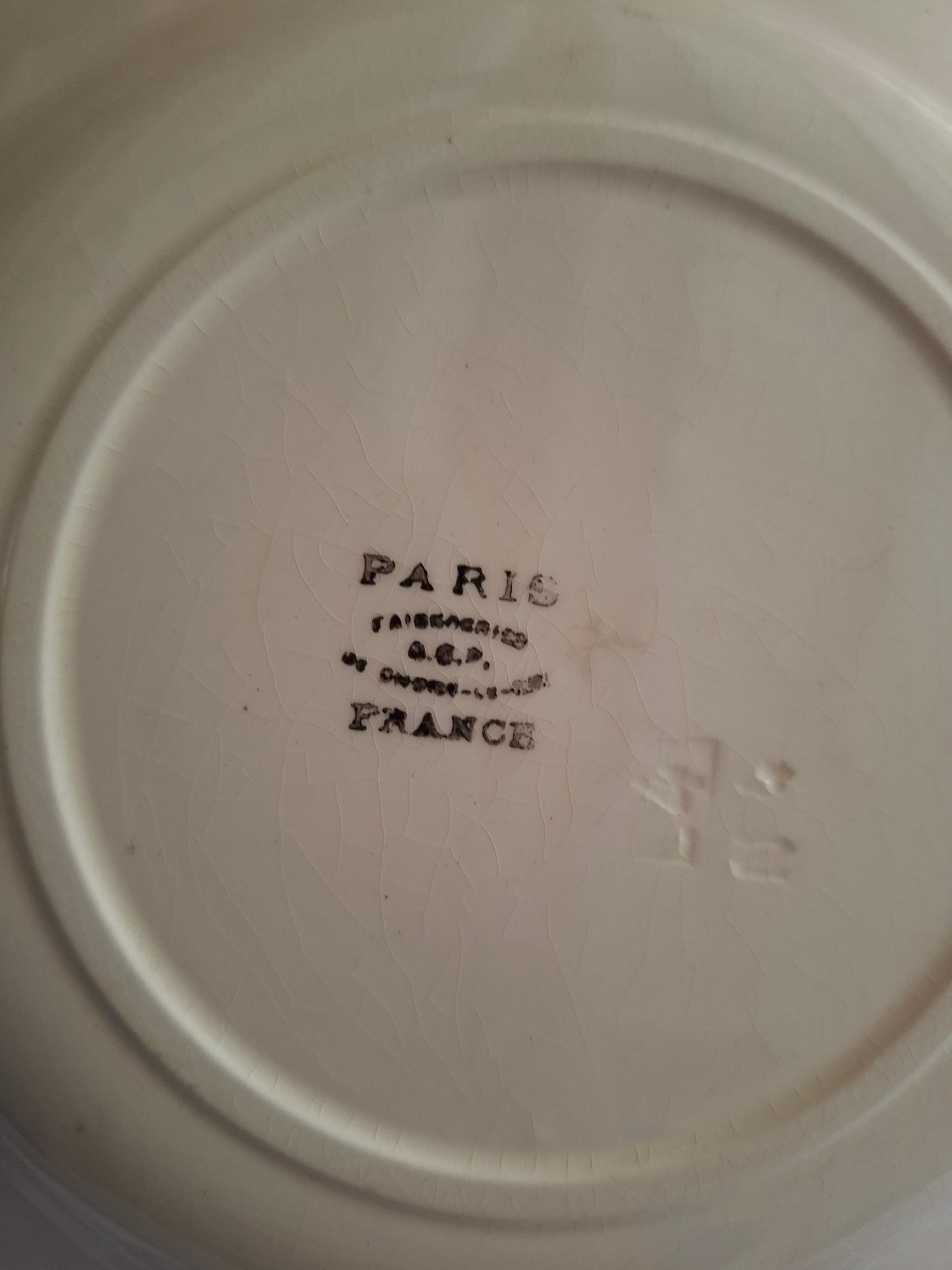 8 assiettes creuses en terre de fer de la Manufacture de Choisy-le-Roi – modèle « Paris ».