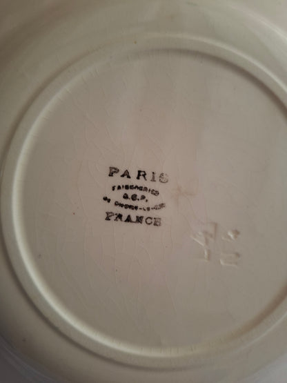 8 assiettes creuses en terre de fer de la Manufacture de Choisy-le-Roi – modèle « Paris ».