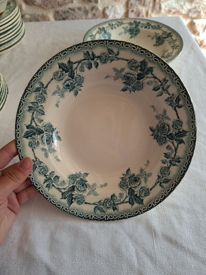 8 assiettes creuses en terre de fer de la Manufacture de Choisy-le-Roi – modèle « Paris ».