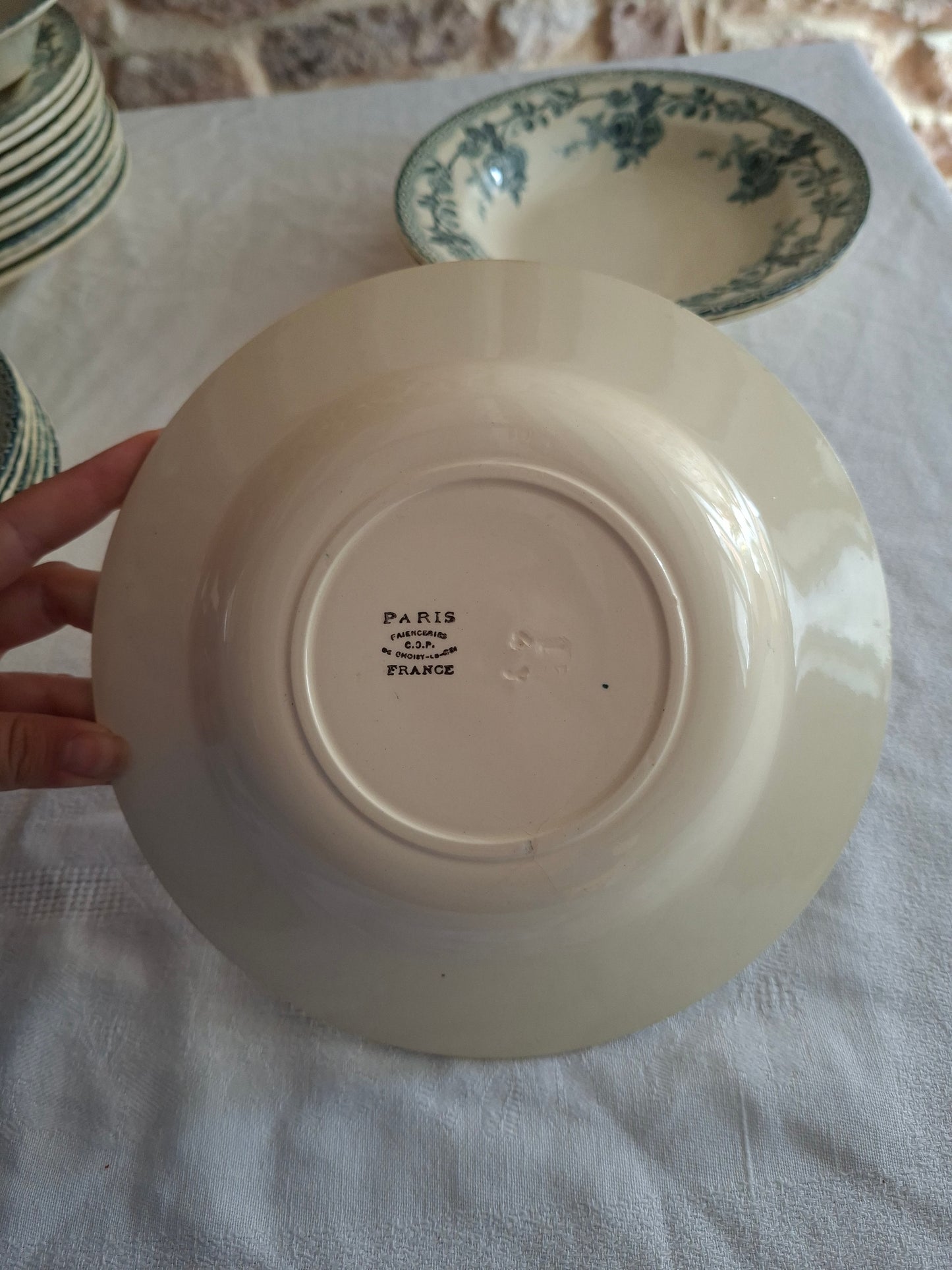 8 assiettes creuses en terre de fer de la Manufacture de Choisy-le-Roi – modèle « Paris ».