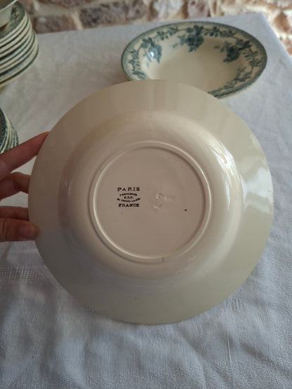 8 assiettes creuses en terre de fer de la Manufacture de Choisy-le-Roi – modèle « Paris ».