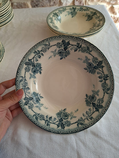 8 assiettes creuses en terre de fer de la Manufacture de Choisy-le-Roi – modèle « Paris ».