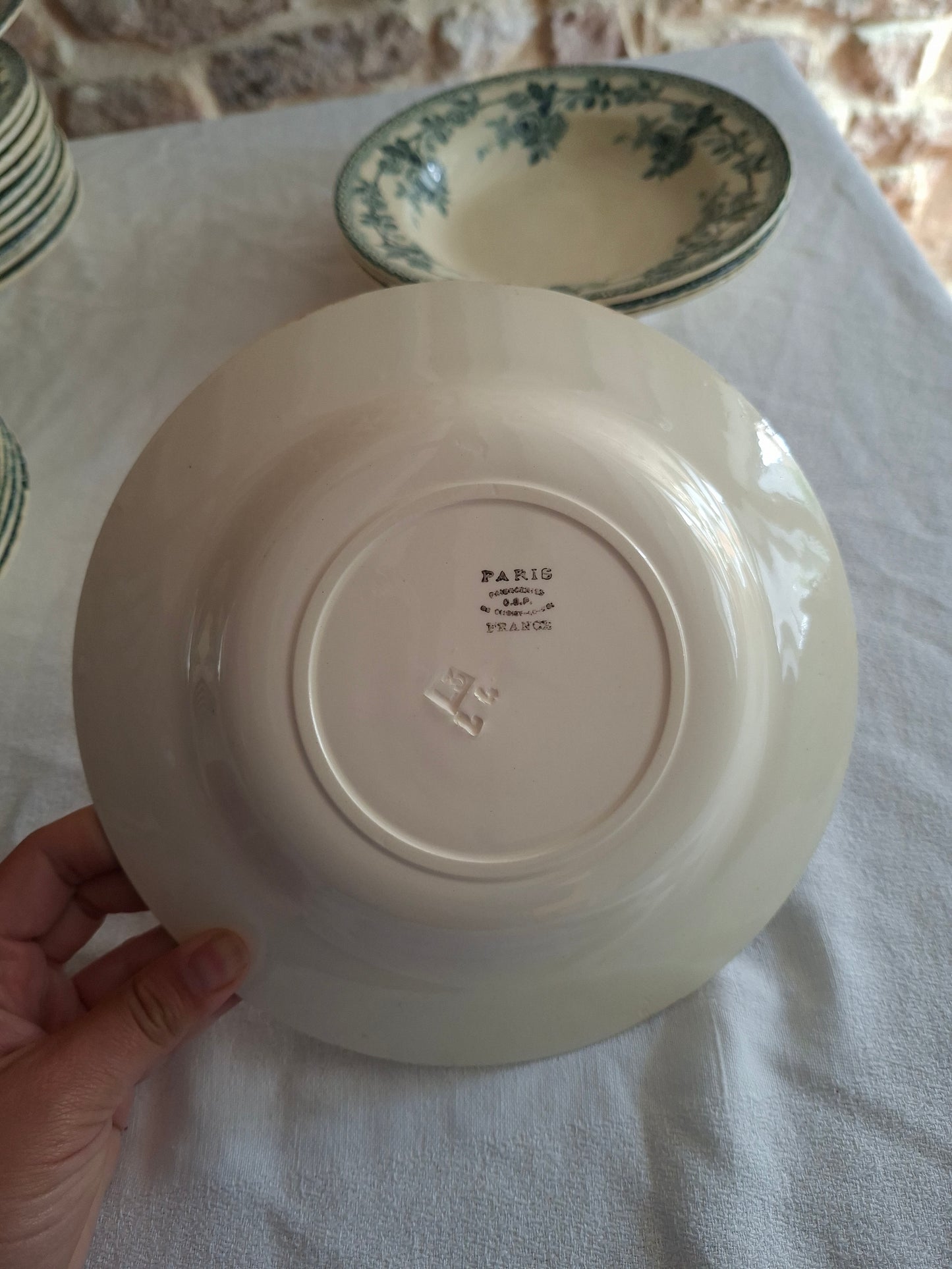 8 assiettes creuses en terre de fer de la Manufacture de Choisy-le-Roi – modèle « Paris ».