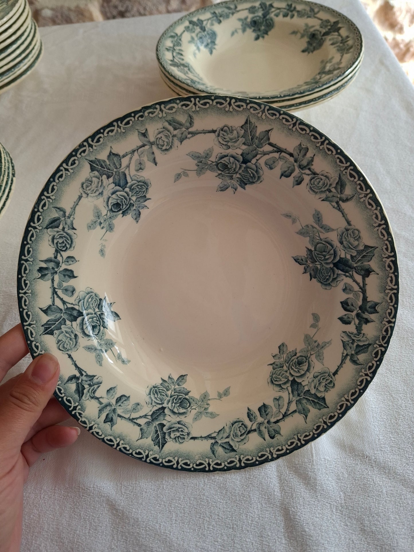 8 assiettes creuses en terre de fer de la Manufacture de Choisy-le-Roi – modèle « Paris ».