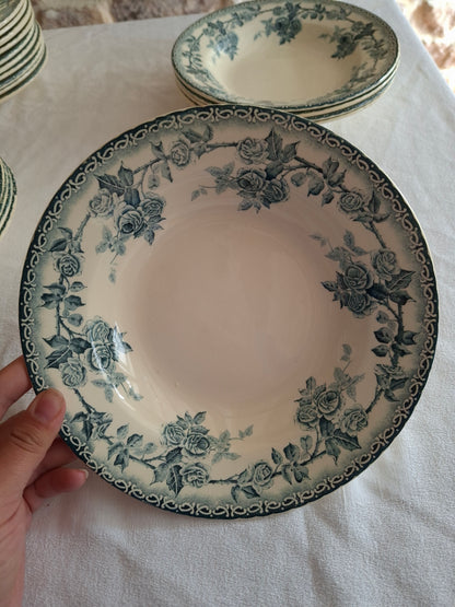 8 assiettes creuses en terre de fer de la Manufacture de Choisy-le-Roi – modèle « Paris ».