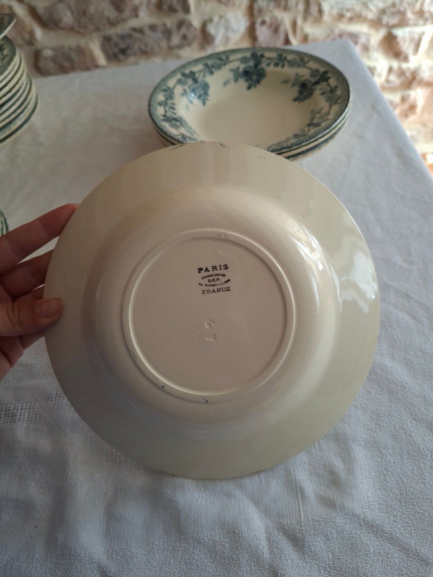 8 assiettes creuses en terre de fer de la Manufacture de Choisy-le-Roi – modèle « Paris ».