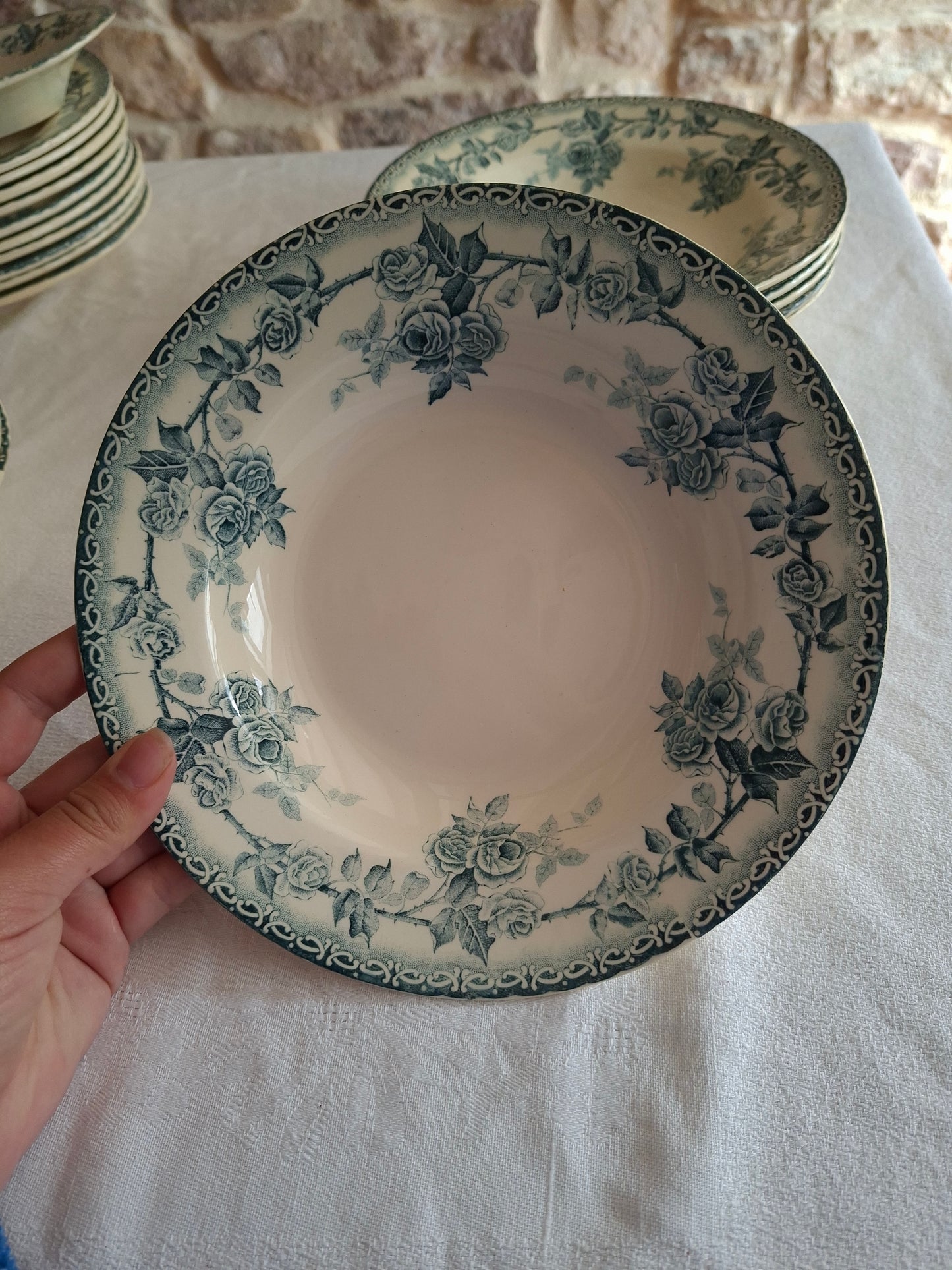 8 assiettes creuses en terre de fer de la Manufacture de Choisy-le-Roi – modèle « Paris ».