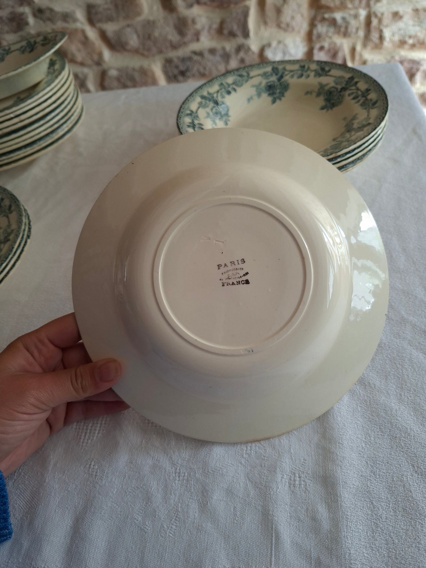8 assiettes creuses en terre de fer de la Manufacture de Choisy-le-Roi – modèle « Paris ».