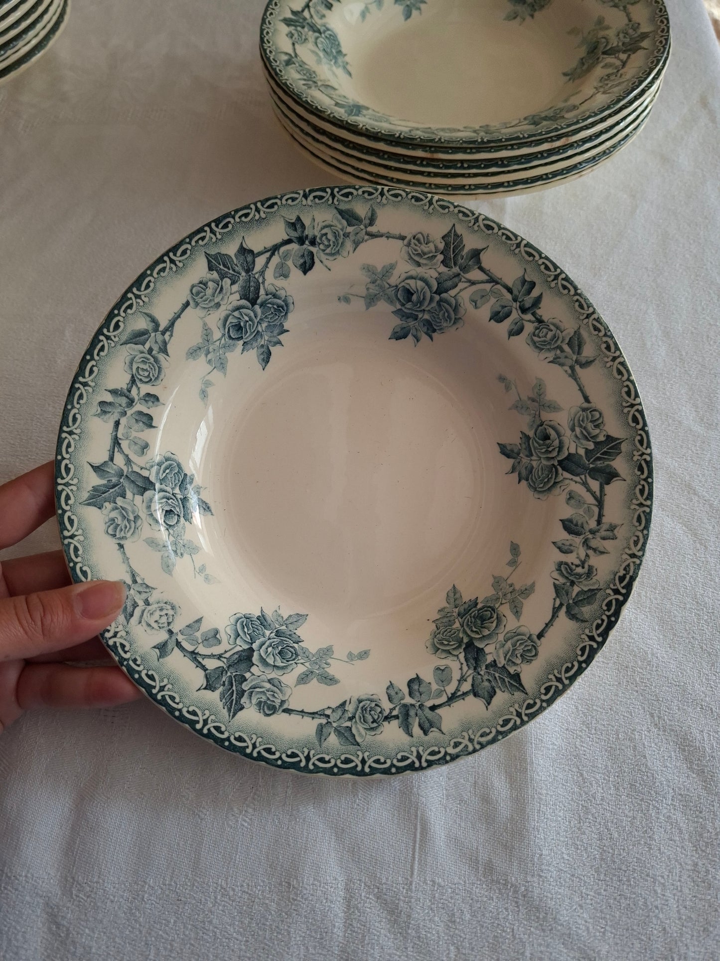 8 assiettes creuses en terre de fer de la Manufacture de Choisy-le-Roi – modèle « Paris ».