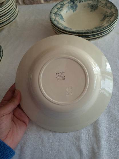 8 assiettes creuses en terre de fer de la Manufacture de Choisy-le-Roi – modèle « Paris ».