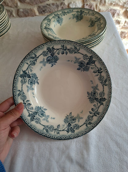 8 assiettes creuses en terre de fer de la Manufacture de Choisy-le-Roi – modèle « Paris ».