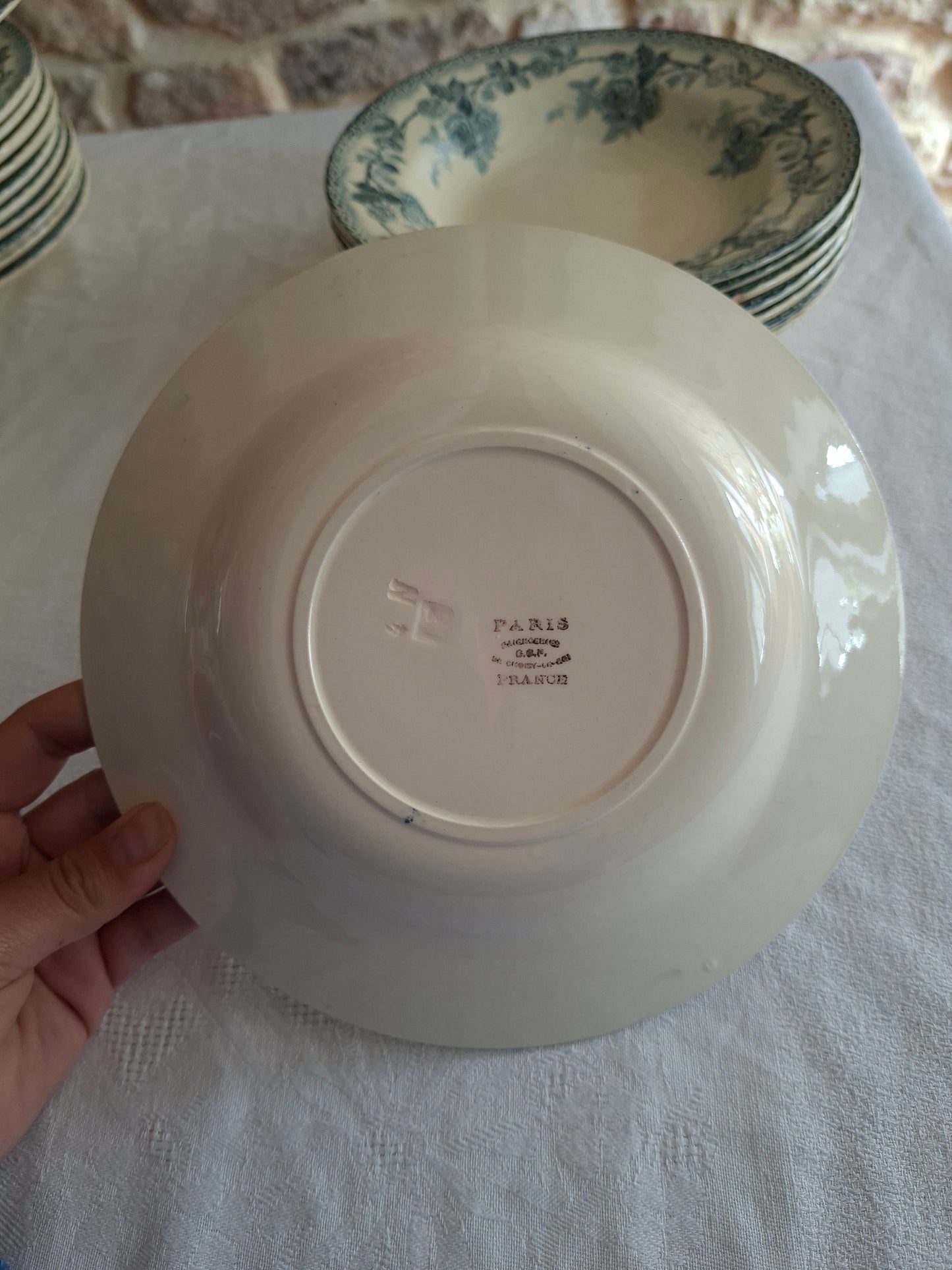 8 assiettes creuses en terre de fer de la Manufacture de Choisy-le-Roi – modèle « Paris ».